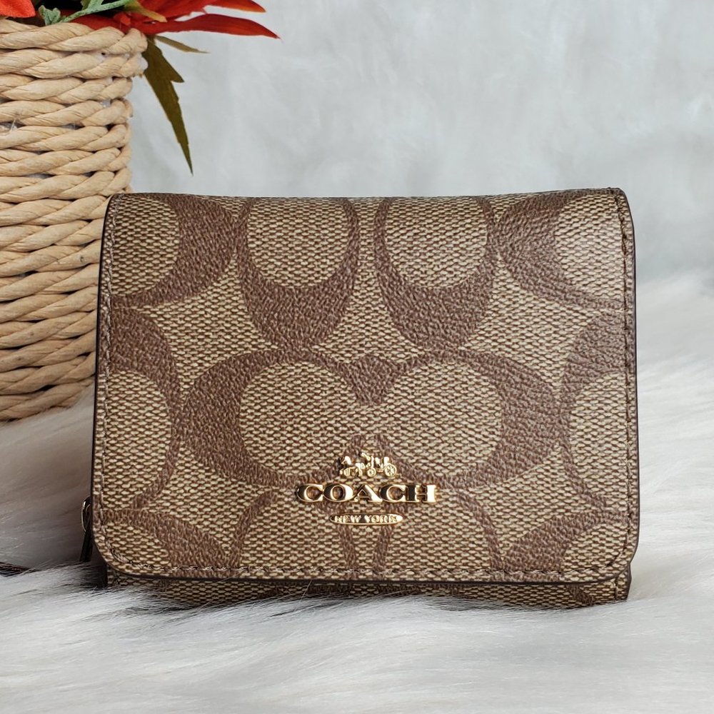 COACH SMALL TRIFOLD WALLET IN SIGNATURE CANVAS